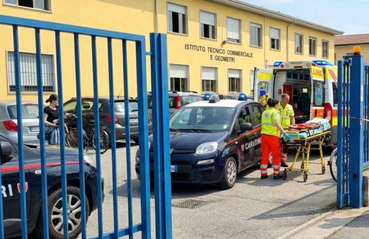 Ambulanza e Carabinieri a Trescore Balneario: soccorsi fuori scuola dopo l'aggressione.